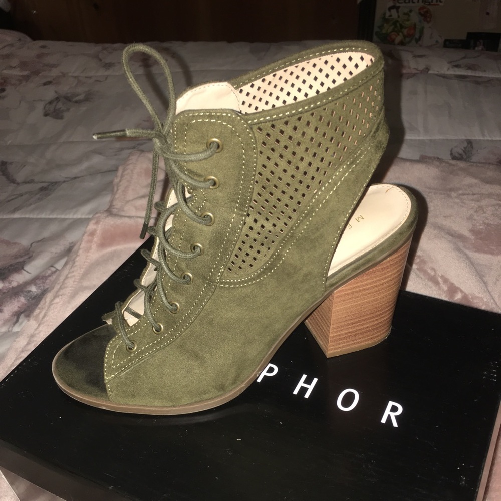 Olive Women’s heels/shoes/lace up booties size: 9